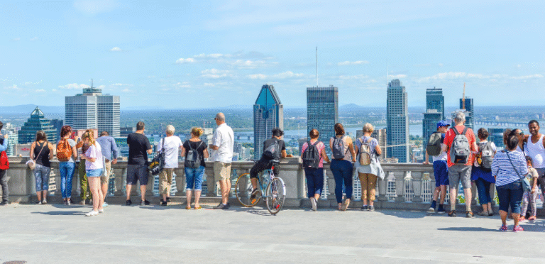 کینیڈا کا ایک شہر لوگ نظارہ کررہے ہیں