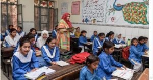 A female teacher is teaching primary school children.