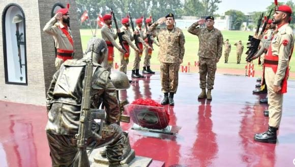 فیلڈ مارشل کا پشاور کور ہیڈکوارٹرز کا دورہ، فوجی دستوں کو ہمہ وقت چوکس رہنے کی ہدایت