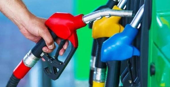 پاکستان میں پٹرول کی قیمتیں مسلسل کیوں بڑھ رہی ہیں؟ اصل وجوہات اور عوام پر بڑھتا بوجھ