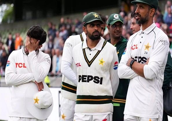 انگلینڈ میں شکست کے بعد قومی ٹیم کی مشکلات میں مزید اضافہ، سلو اوور ریٹ پر بھاری جرمانہ