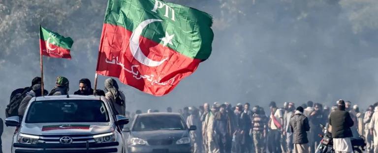 تحریک انصاف کا قافلہ سری نگر ہائی وے پر